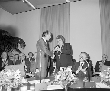 884087 Afbeelding van de bijzondere raadsvergadering ter gelegenheid van het afscheid van burgemeester H.J.L. Vonhoff, ...